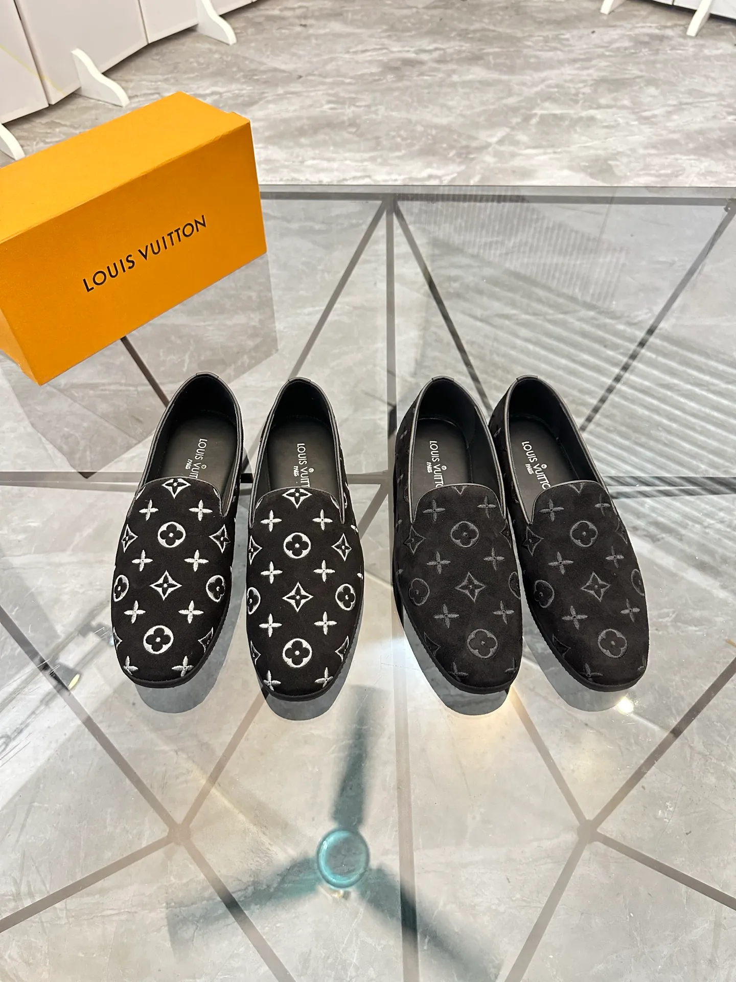 Selling men's shoes 💰: 💰P460¥ Product trademark: LV* "Louis Vuitton*" slip-on shoes, lazy shoes, regular size: 38-44. (can be customized to 45.) Product materials: imported first-layer nubuck leather upper, water-dyed cowhide lining, original outsole. No.: D301